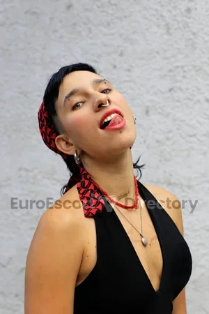 Aisha Scar duo with girl Euro Escort