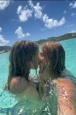 Anna Nina duo with girl