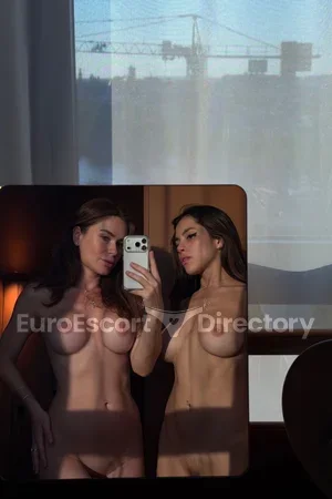 Mia Tina duo with girl