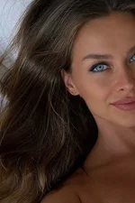 Anna Nina duo with girl