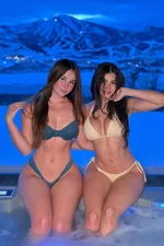 Monika Vika duo with girl
