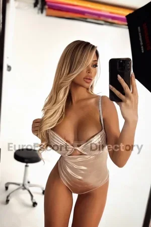 Alina Li