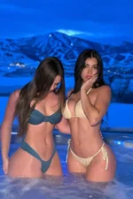 Monika Vika duo with girl